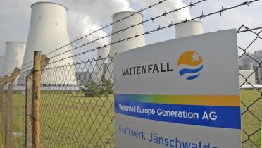 Firmenschild Vattenfall am Zaun des Braunkohlekraftwerks Jänschwalde in der Lausitz