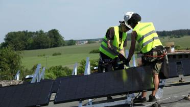 Freiwillige und Greenpeace-Aktivisten installieren Solarpaneele auf Schuldächern in polnischen Dörfern