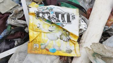 Süßwarentüte auf einer Mülldeponie in Malaysia