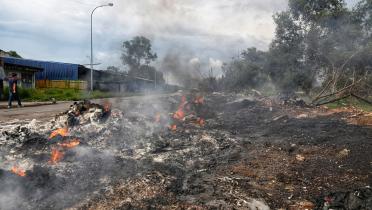 Illegale Müllverbrennung an einer Straße in Malaysia