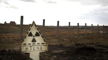 Radioaktives Warnschild an Stacheldrahtzaun in Majak