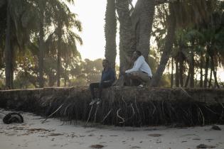 Aktivist Yero Sarr und El Hadji Mame Moussa Sarr verlieren ihre Heimat, dort wo sie sitzen wurde der Starnd schon weggespült 