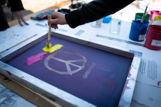 Peace-Zeichen in der Siebdruckwerkstatt