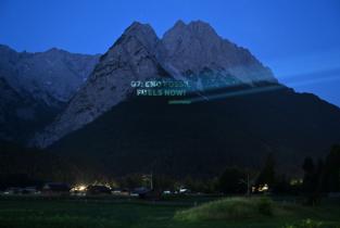 Projektion "G7: End Fossil Fuels now!" auf den Waxenstein