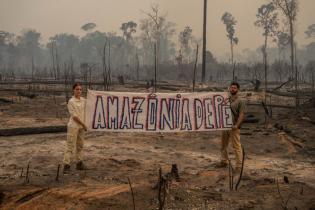 Aktivistischer Protest mit einem Banner im Amazonas Regenwald