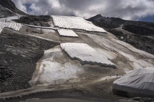Planen bedecken die verbliebenen Schneefelder des Gletschers