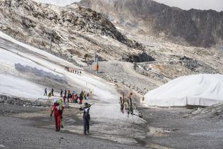 Hintertux-Gletscher mit Skifahrern