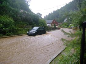 Sommer 2021: Überflutete Straße in der sächsischen Schweiz