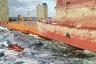  Zwei weitere Greenpeace-Kletteraktivist:innen gehen an Bord der Shell-Ölplattform, die zu einem Ölfeld nördlich der Shetlandinseln transportiert wird