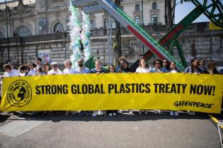 Plastik Protest Paris GP0STWH0R