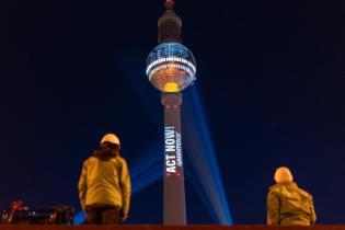 der Berliner TV-Turm wird angestrahlt