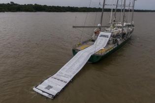 Eine überdimensionale Rechnung treibt hinter der Rainbow Warrior her