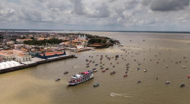 Eine Flotte von rund 200 Schiffen fährt in den Hafen von Belém ein 