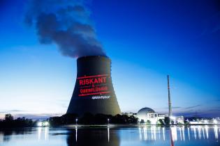 Projektion für den Atomausstieg am Atomkraftwerk Isar 2 bei Nacht 