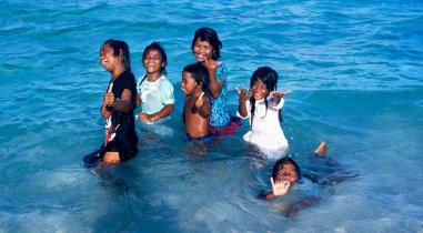 Kinder spielen im Meer von Mejato