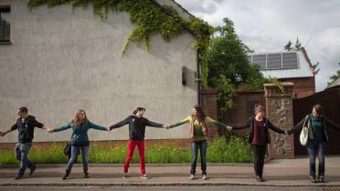 Mai 2014: Mehr als 350 Umweltschützer aus Polen, Tschechien und Deutschland bilden einen Kreis um die Ortschaft Proschim 