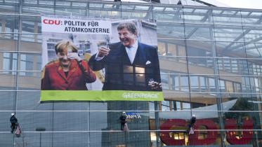Merkel-Banner an der CDU-Parteizentrale in Berlin