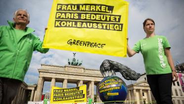 Aktivisten mit Banner vorm Brandenburger Tor, Demonstration für den Kohleausstieg