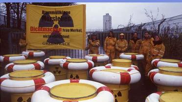 Protest mit Atommüll-Fässern mit Schwimmreifen bei dem Atommüll-Lager Morsleben, November 1997