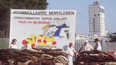 Blockade aus Sandsäcken vor dem Atommüll-Endlager Morsleben, August 1994