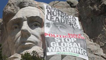 Aktion zum G8-Gipfel in Italien am Mount Rushmore im August 2009