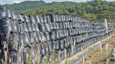 Berge von schwarzen Plastiksäcken mit radioaktivem Müll