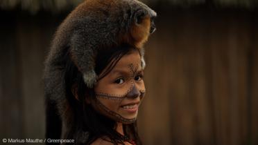 Munduruku-Mädchen mit ihrem kleinen Haustier-Affen.