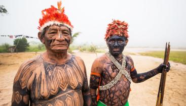 Zwei Munduruku mit traditioneller Körperbemalung