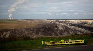 "Zukunft statt Braunkohle", fordern Klimaschützer bei einer deutsch-polnischen Menschenkette im August 2014. Hinter ihnen das Kohlekraft Jänschwalde mit dazugehörigem Tagebau.