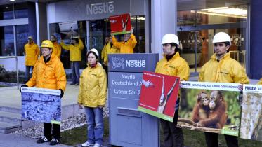 Greenpeace-Aktivisten protestieren vor der Nestlé-Zentrale in Frankfurt 04/15/2010