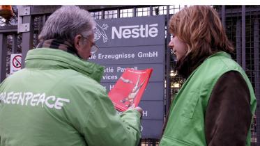 Greenpeace-Besuch vor dem Nestlé-Werk in Hamburg 03/17/2010