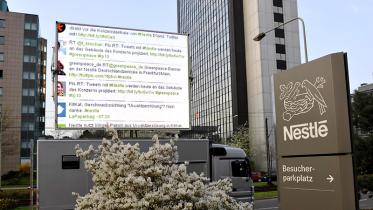 Verbrauchermeinungen auf einer Twitterwall vor der Deutschlandzentrale von Nestlé in Frankfurt/Main  04/15/2010