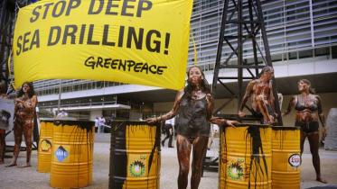 Ölverschmierte Greenpeace-Aktivisten protestieren in Brüssel gegen Tiefseebohrungen, im Juli 2010
