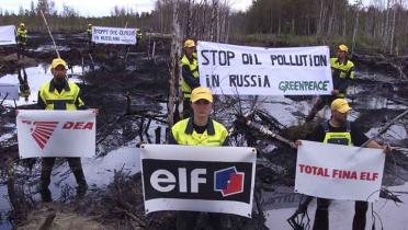 Greenpeace-Aktivisten protestieren mit Namensbannern der großen Ölfirmen, die Öl aus Russland verarbeiten, August 2008