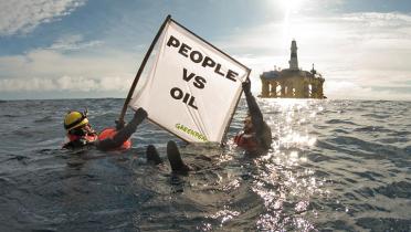 Greenpeace-Aktivisten im Pazifik vor einer Ölbohrplattform von Shell