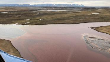 Norilsk, Russland: Blick aus dem Hubschrauber auf den verunreinigten Fluss