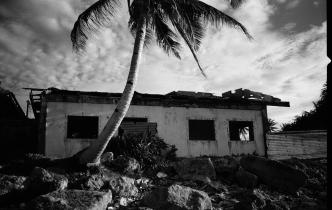 2005. Verlassene Häuser säumen die Küste von Majuro. Das Wasser des Pazifiks steigt und bedrängt die Bewohner der Marshall-Inseln. Auf Majuro mussten viele Familien ihr Haus zurücklassen und fliehen. 