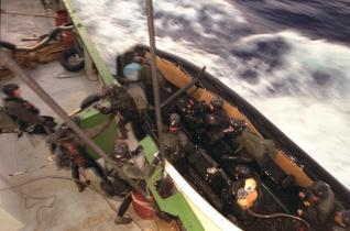 Moruroa 1995. Eine französische Marineeinheit geht längsseits der Rainbow Warrior und entert das Greenpeace-Schiff