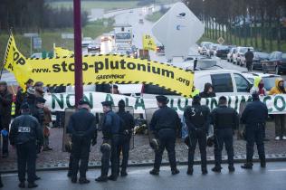 Greenpeace-Aktivisten demonstrieren gegen Plutoniumtransport in Frankreich, März 2009