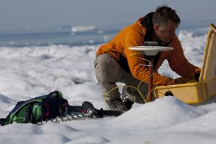 Arktis Expedition mit der "Arctic Sunrise", Alun Hubbard montiert GPS Empfänger, Juli 2009