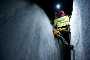 23.8.2009: Greenpeace-Aktivisten haben sich in eine Gletscherspalte des Gorner-Gletschers abgeseilt