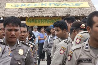 Polizei im Greenpeace-Camp in Kampar/Indonesien, November 2009