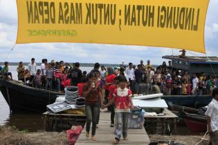 Dorfbewohner bringen Greenpeace-Sachen wieder ins Camp zurück, November 2009