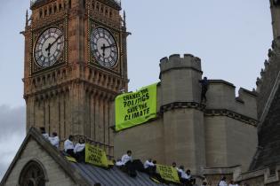 Greenpeace-Aktivisten mit Bannern auf dem Londoner Parlament, November 2009