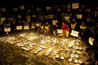 Mahnwache mit Kerzen vor dem Gefängnis in Kopenhagen, Dezember 2009