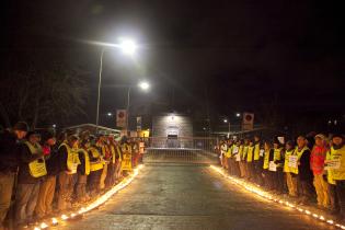 Über 100 Aktivisten mit Kerzen fordern in Kopenhagen die Freilassung inhaftierter Greenpeacer, Dezember 2009 