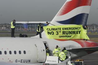 Protest auf dem Heck eine British Airway Flugzeugs, Februar 2008