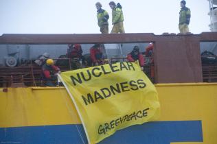 Aktivisten mit Banner auf dem Transpotschiff Happy Ranger, November 2009