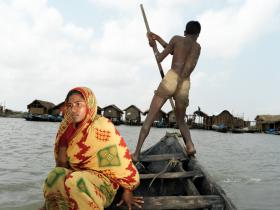 Shima, 20 Jahre alt, aus Bangladesch, 2010: "Aila hat mir alles genommen. Ich fürchte den nächsten Zyklon. Wir haben keinen Schutz, wir sind verwundbar. Beim nächsten Zyklon werden wir schwimmen."