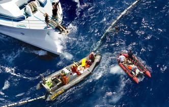Greenpeace-Aktivisten werden bei einer Schutzaktion für den Blauflossenthun von französischen Fischern angegriffen, Juni 2010